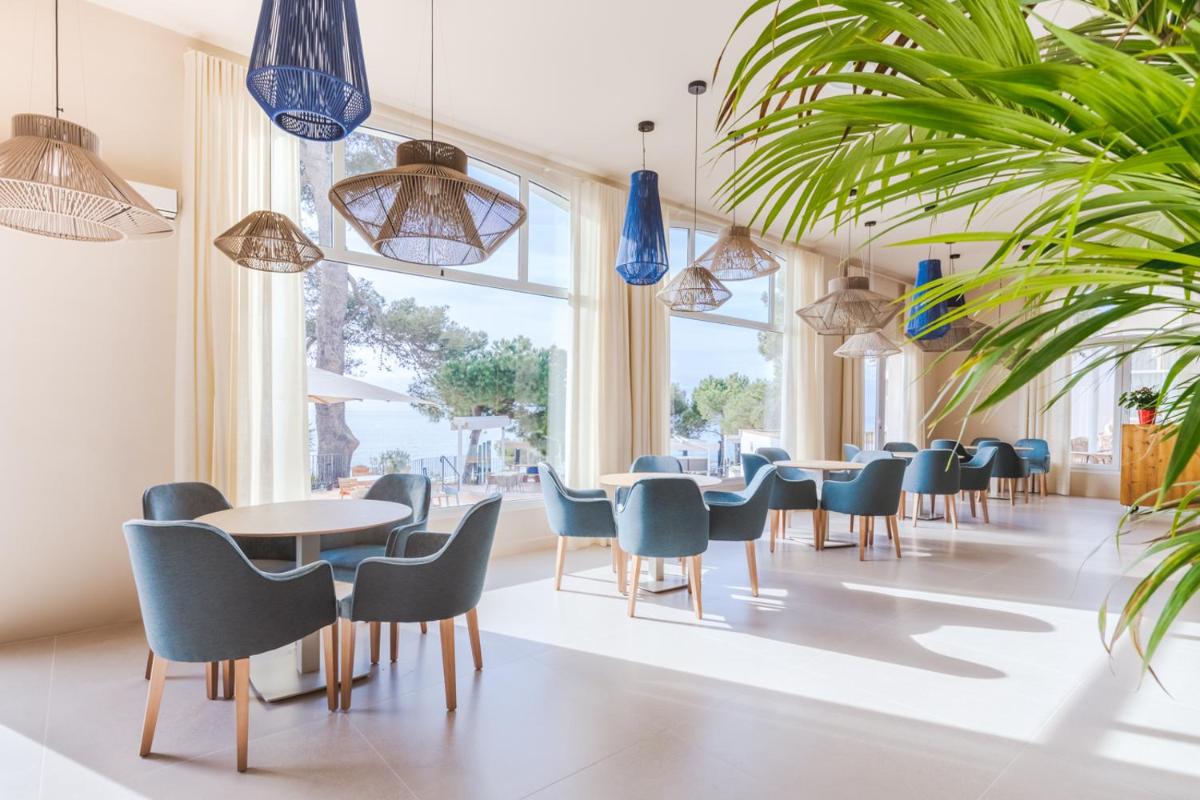 Una fila de mesas y sillas en una habitación con ventanas. en Park Hotel San Jorge & Spa by Escampa Hotels, en Platja d'Aro 49 fotos más