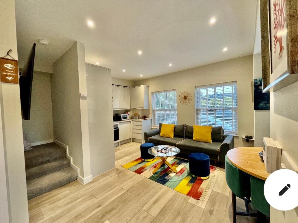 Suitetrails - Entire house, Only 25 mins to London, FREE Cancellation 48hrs prior to arrival
