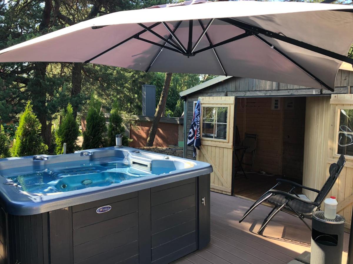 1-bedroom apartment-rooftop JAKUZZI-hot tub, BBQ & SAUNA in a FOREST by the BEACH - Housity