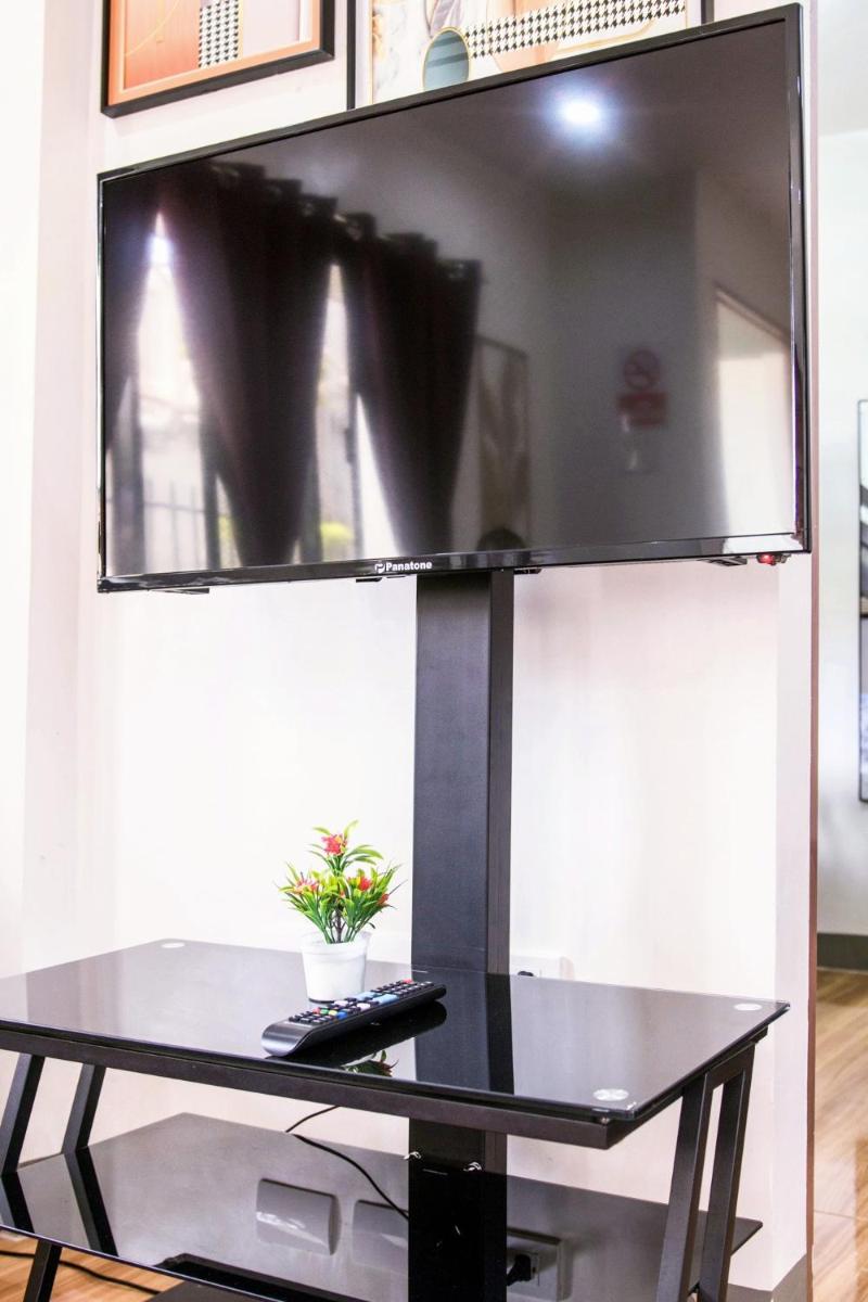 2 Bedroom Apartment ~ 5 Minutes to Grand Mall - Housity