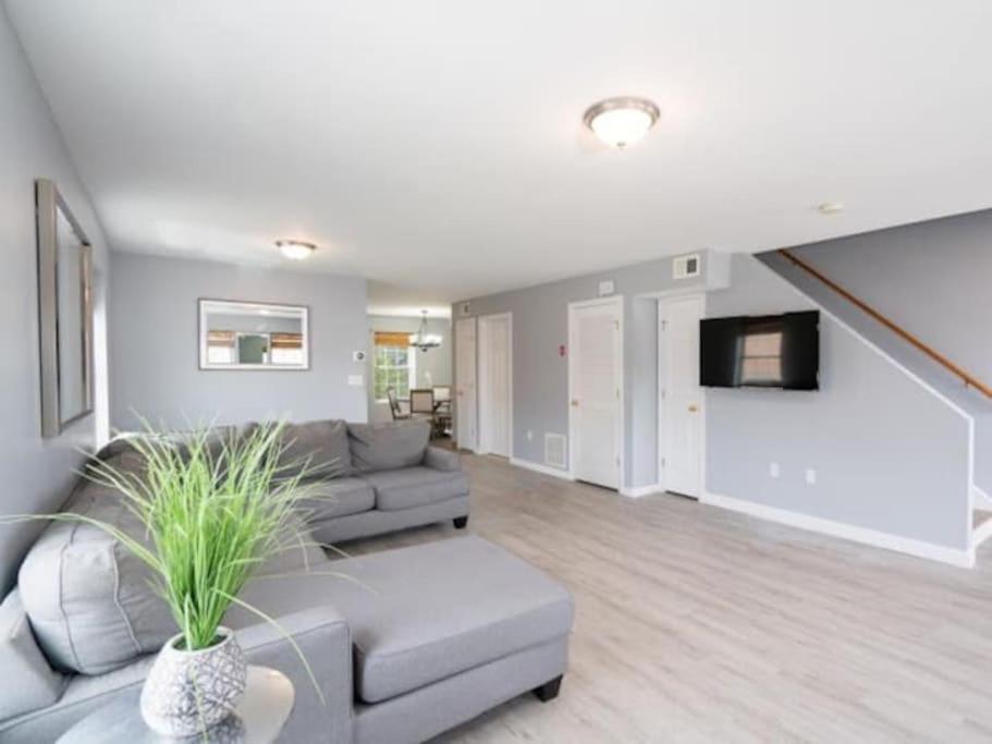 Gorgeous Waterfront 3 Bedroom, 1.5 Bathroom Unit. - Housity