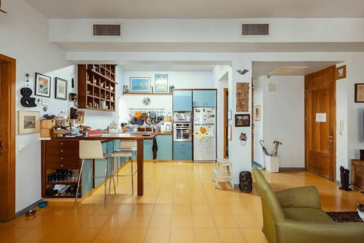 Frishman beach 2Br full of art and light - Housity