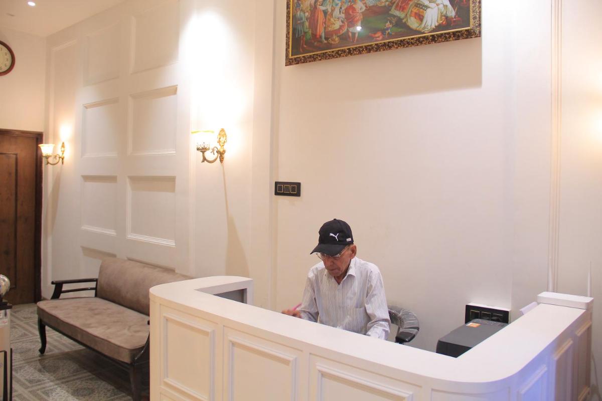 HOTEL GOLD COIN -- Near Golden Temple -- Special rooms for Families, Couples, Corporate - Housity