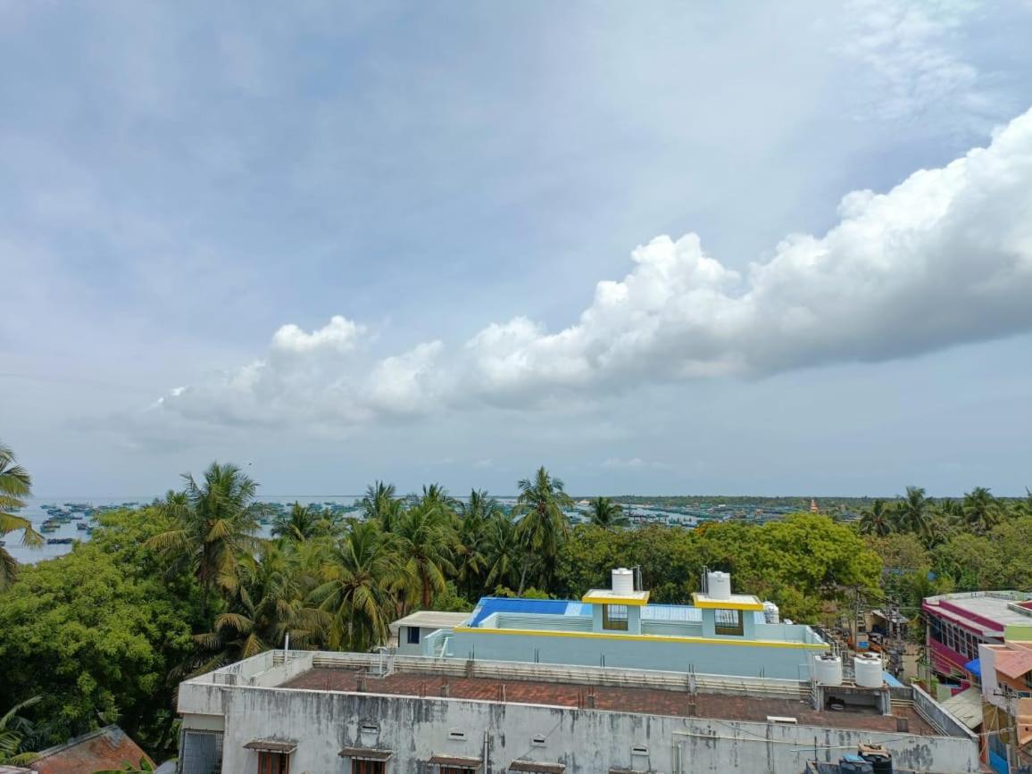 Hotel Duwaraka - Housity