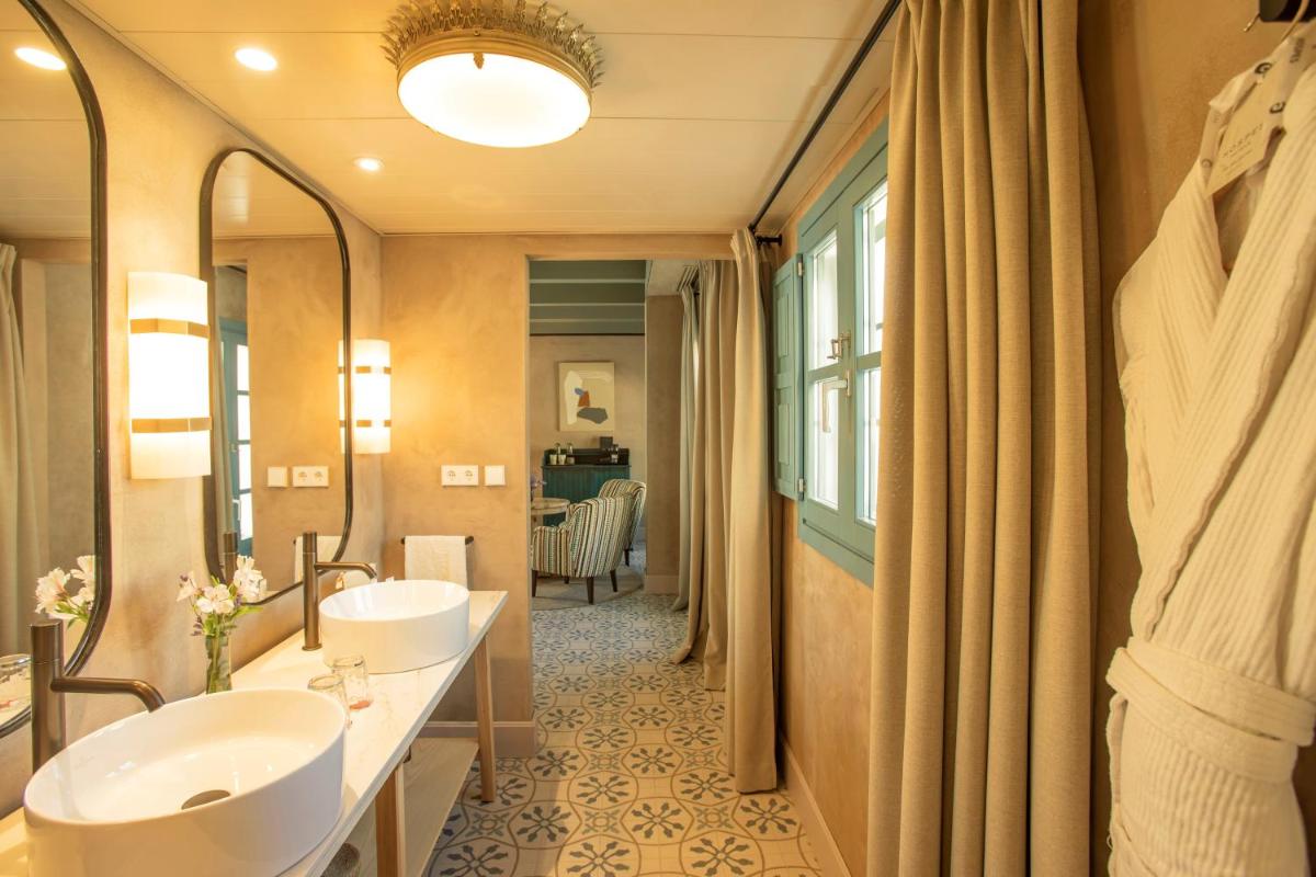 Un baño de Hospes Las Casas del Rey de Baeza, a Member of Design Hotels