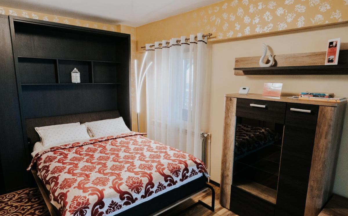Carla's Studio Central Palas, airport shuttle - Housity