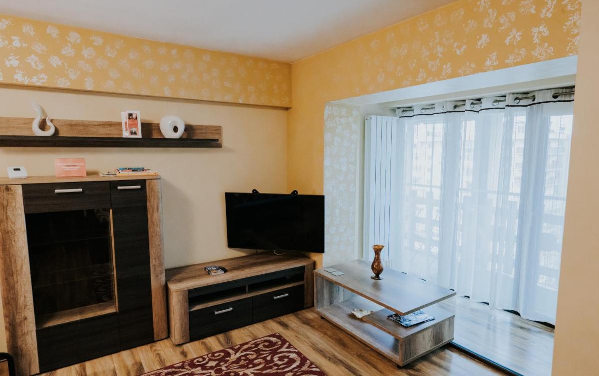 Carla's Studio Central Palas, airport shuttle - Housity