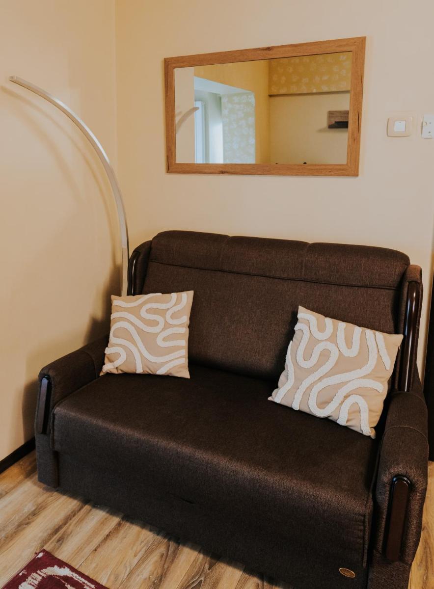 Carla's Studio Central Palas, airport shuttle - Housity
