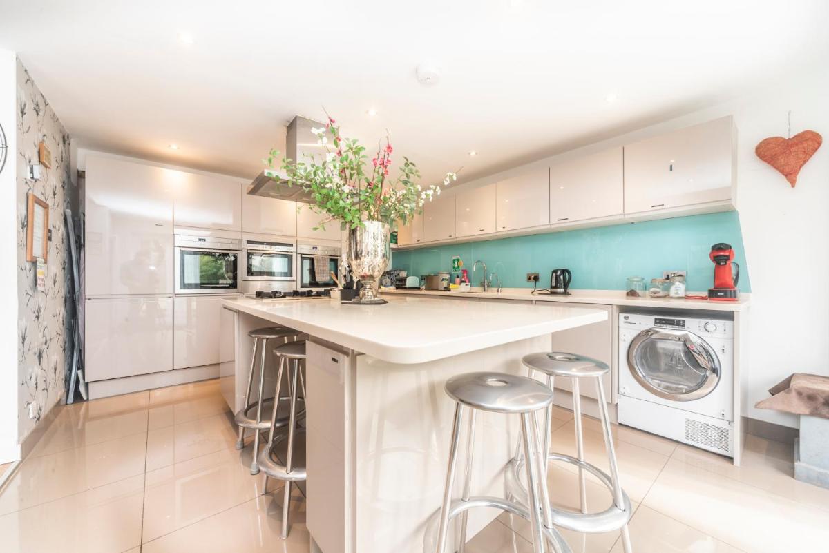 6 bedrooms beautiful home 3 bathrooms, quiet location with garden near Legoland Windsor Heathrow - Housity