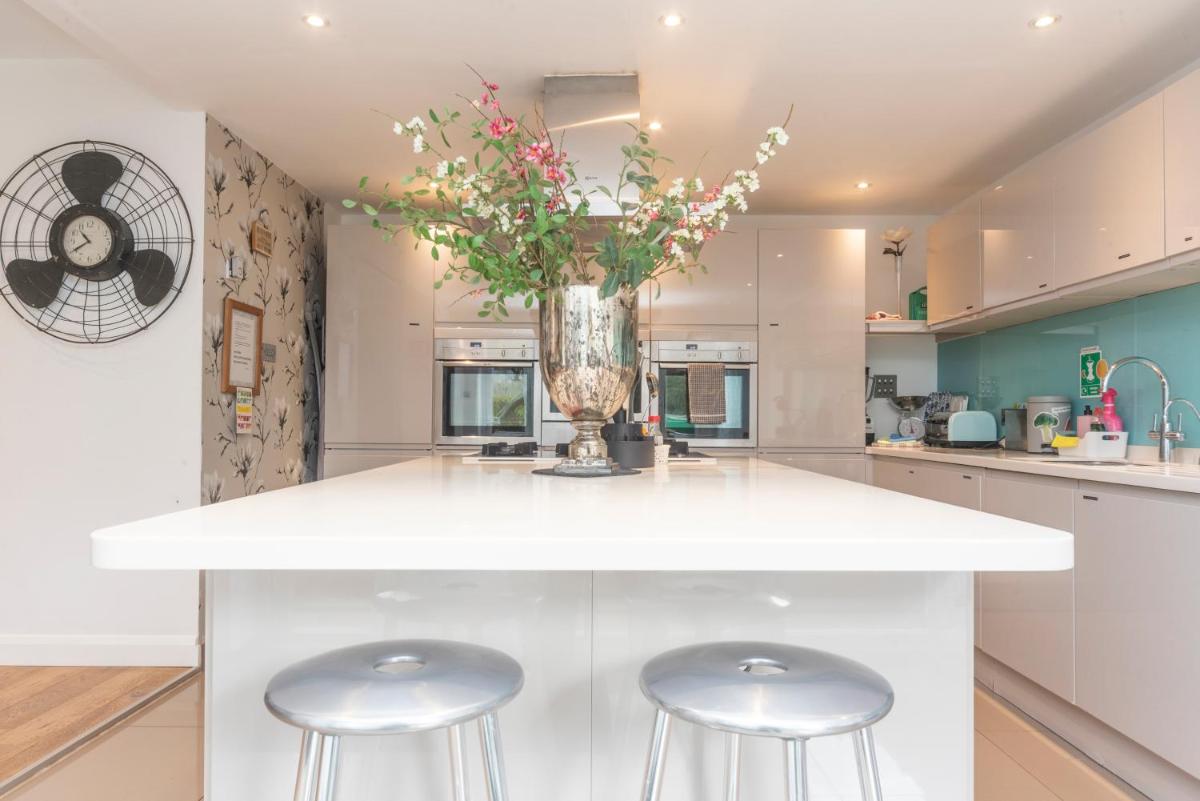 6 bedrooms beautiful home 3 bathrooms, quiet location with garden near Legoland Windsor Heathrow - Housity