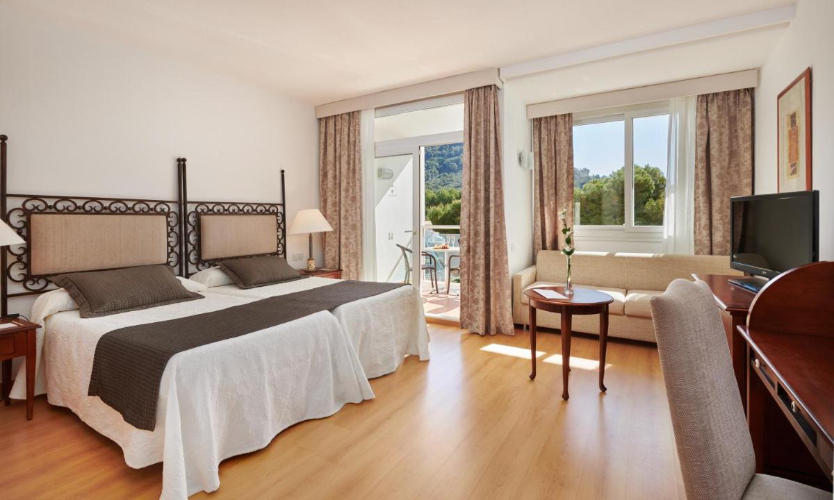 Cama o camas de una habitación en Hipotels Eurotel Punta Rotja Spa-Golf