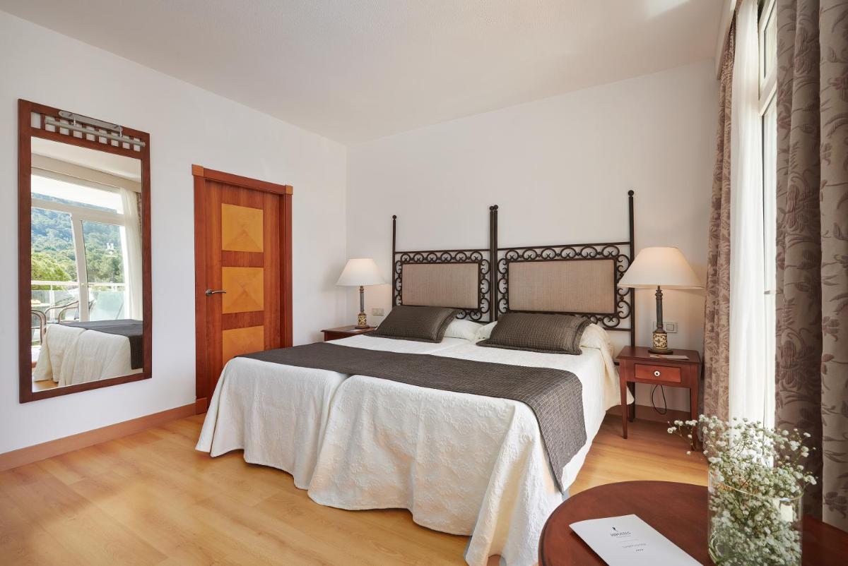 Cama o camas de una habitación en Hipotels Eurotel Punta Rotja Spa-Golf