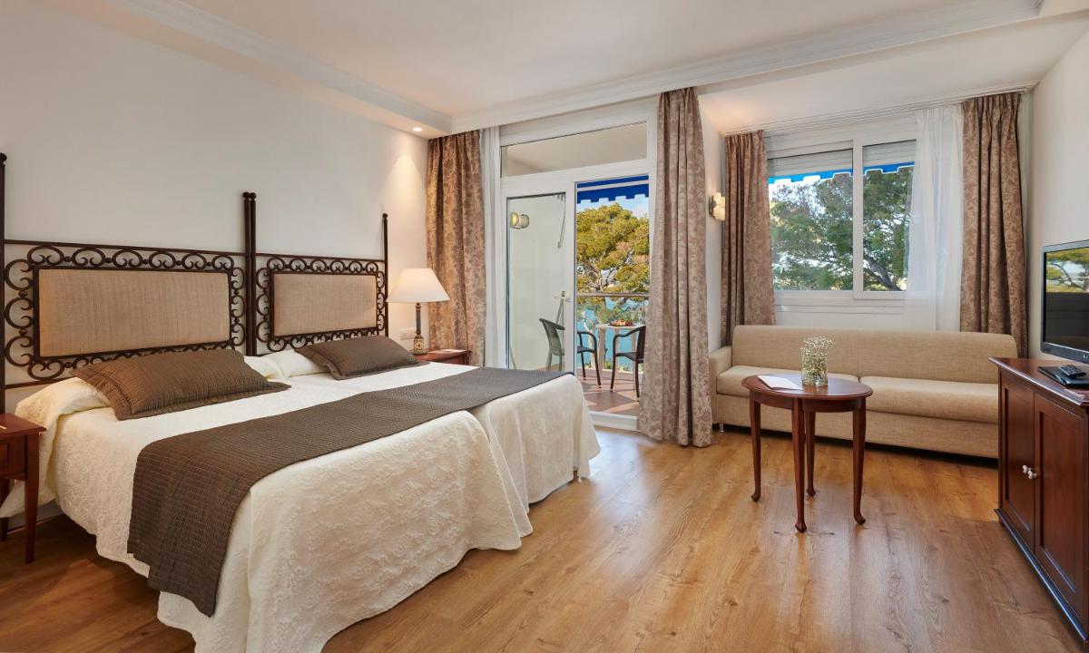 Cama o camas de una habitación en Hipotels Eurotel Punta Rotja Spa-Golf