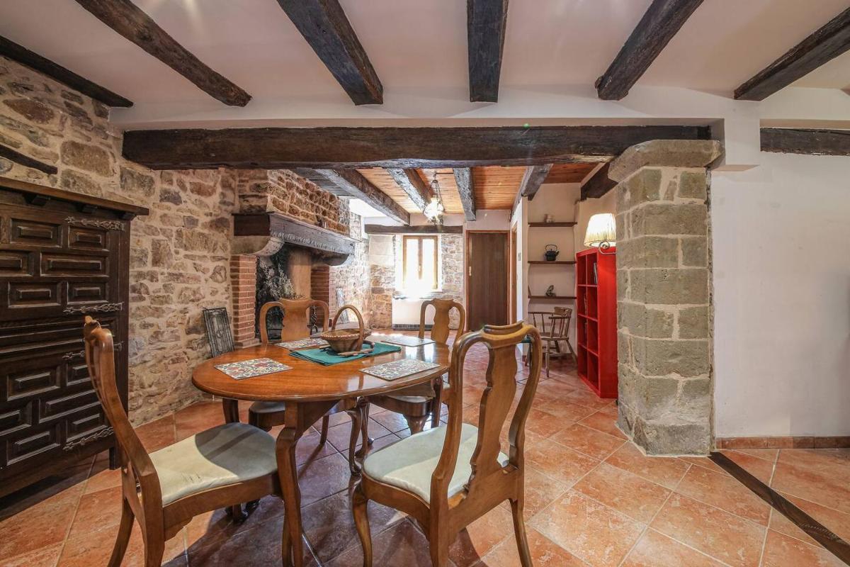 MAISON AU COEUR DU VILLAGE - CALME - TERRASSE - Housity