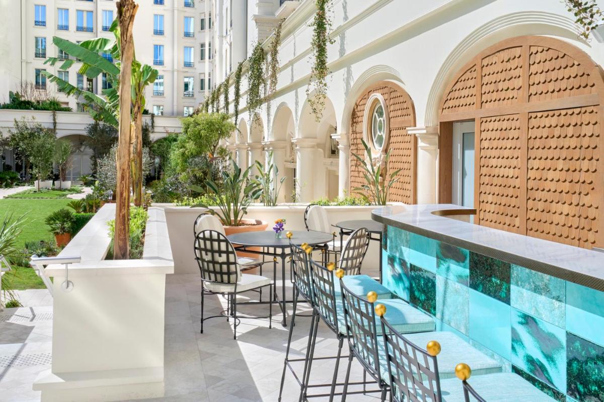 Piscine de l'établissement Carlton Cannes, a Regent Hotel ou située à proximité