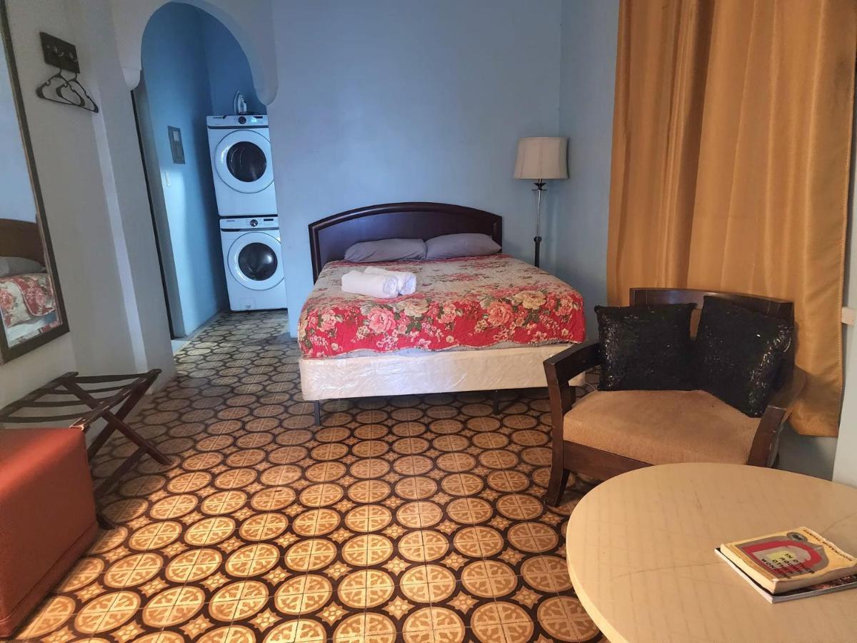 Miramar Unit 1, Near Beach, Restaurants and Bars- sleeps up to 6 - Housity