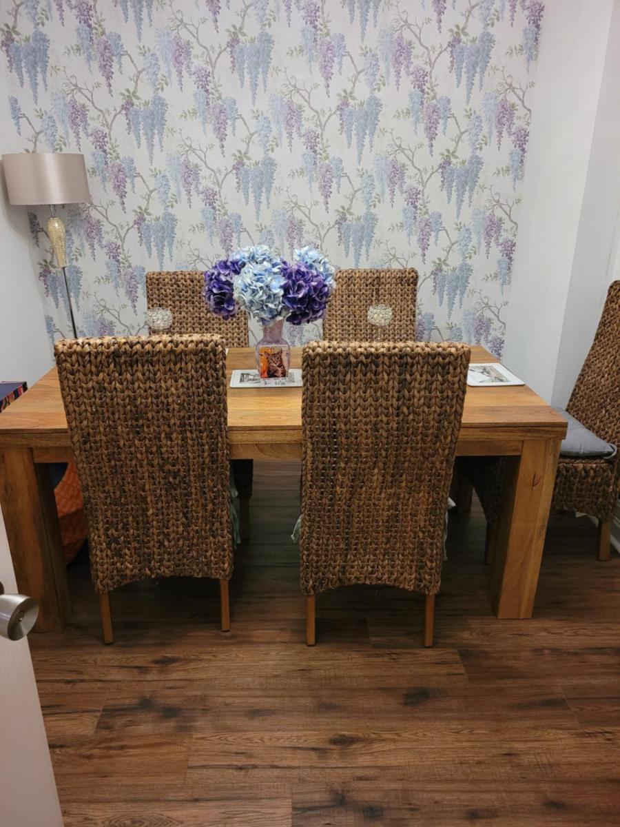 Siobhan's abode 2 Deluxe doubles n large single NO PETS - Housity