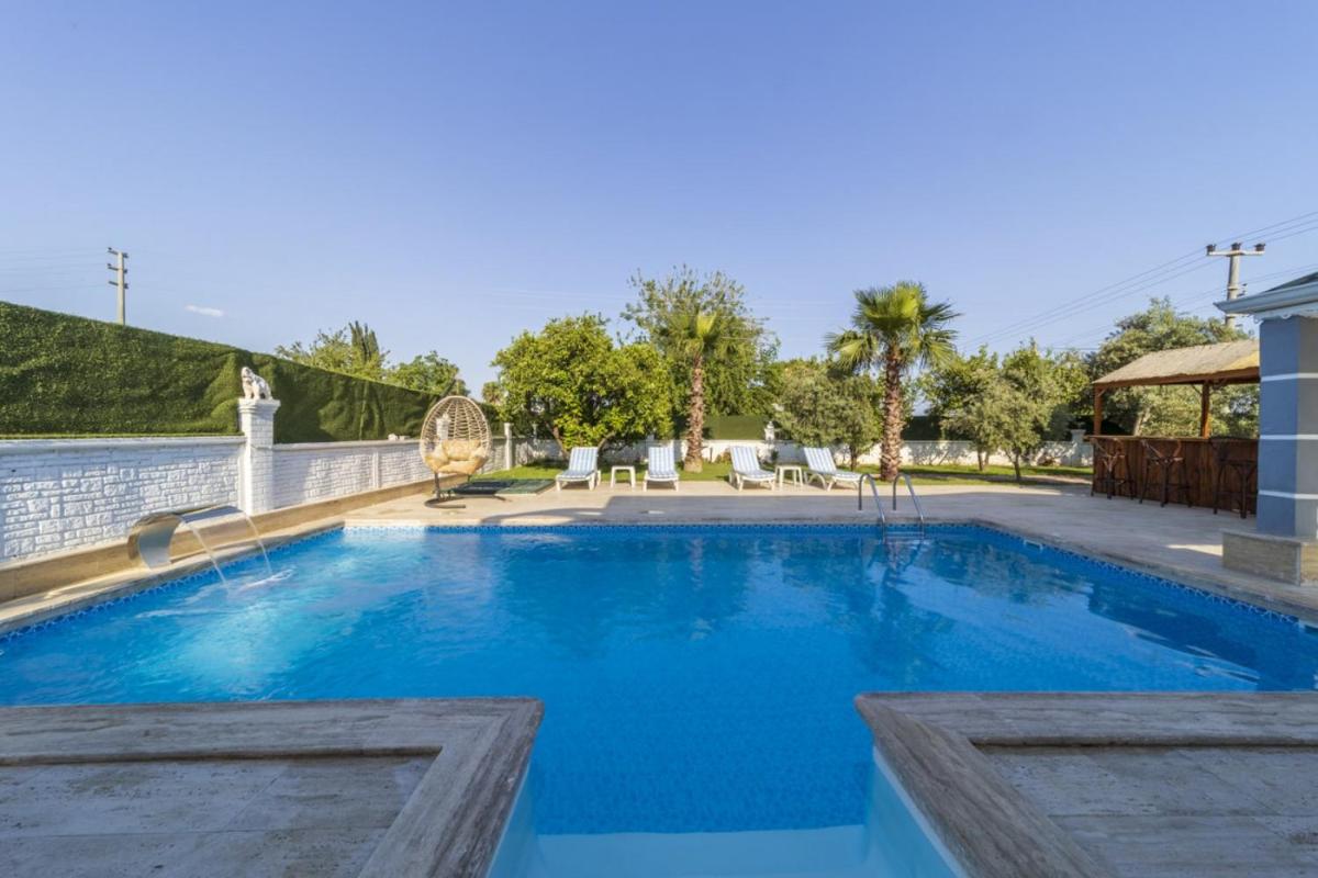 Marvelous Villa with Private Pool in Muratpasa - Housity