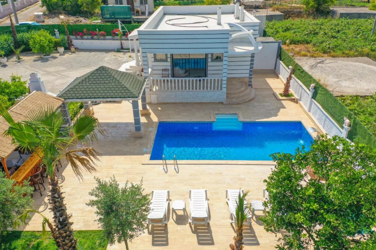 Marvelous Villa with Private Pool in Muratpasa - Housity