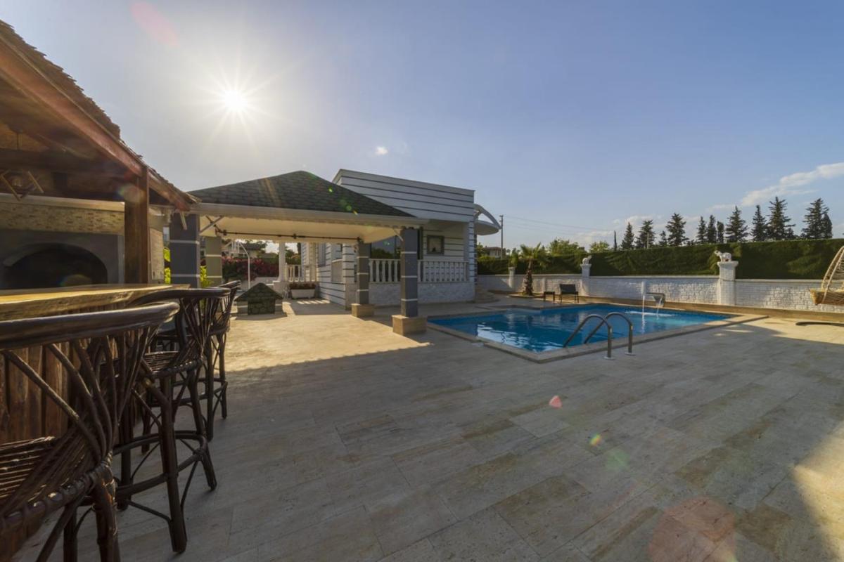 Marvelous Villa with Private Pool in Muratpasa - Housity