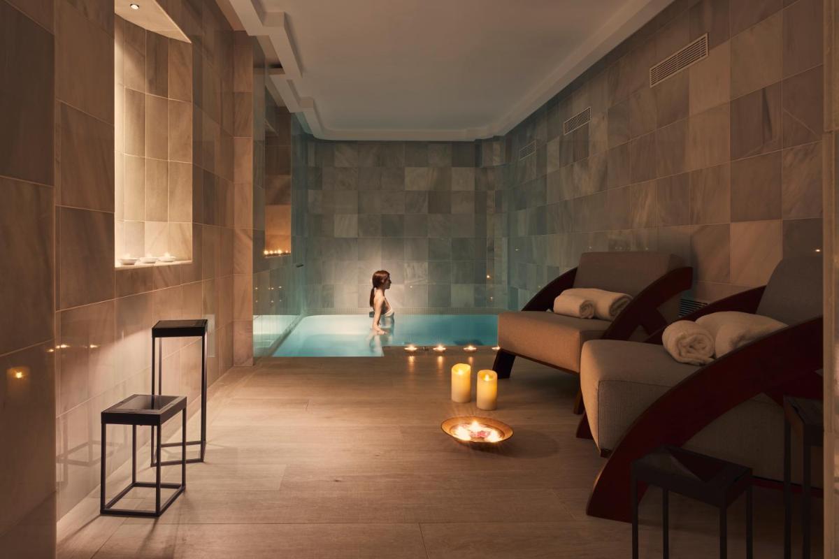 una niñita parada en una piscina en una sala de estar en Seda Club Hotel - Small Luxury Hotels, en Granada 36 fotos más