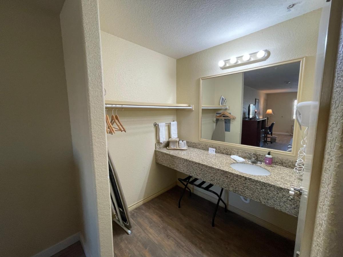 Kenedy Inn and Suites - Housity