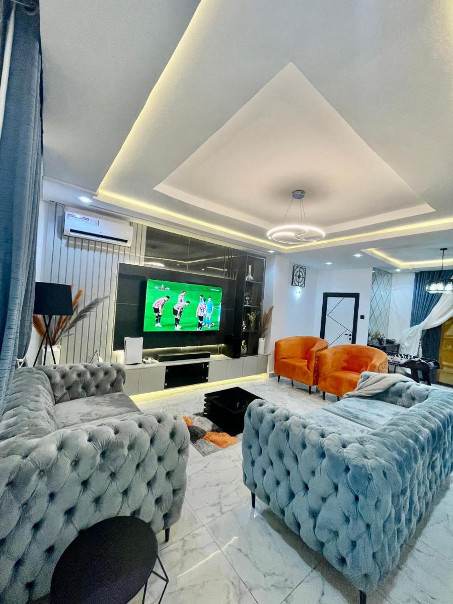 Suitetrails - Morak homes - Smart luxury 4-bed with private swimming pool, PS5, snooker, mini gym in reserved secured estate
