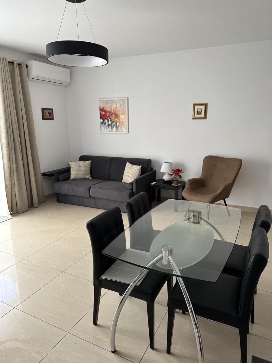 Spinola Bay 3-Double Bed near beach Prime location - Housity