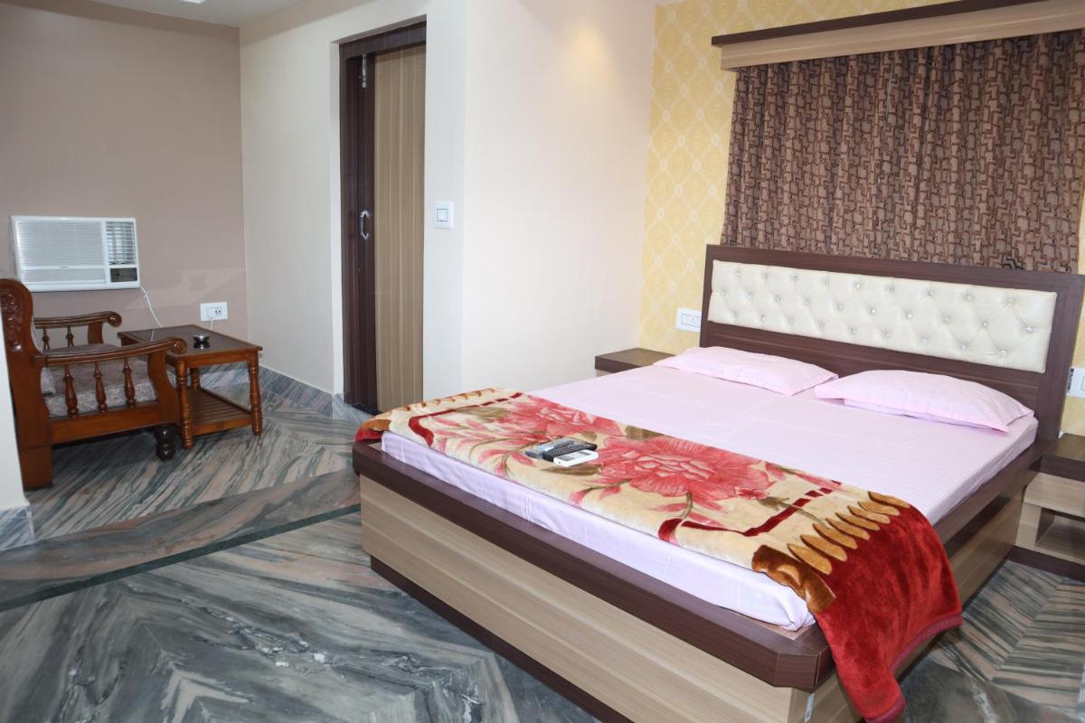 STAYMAKER Hotel Suraj - Housity