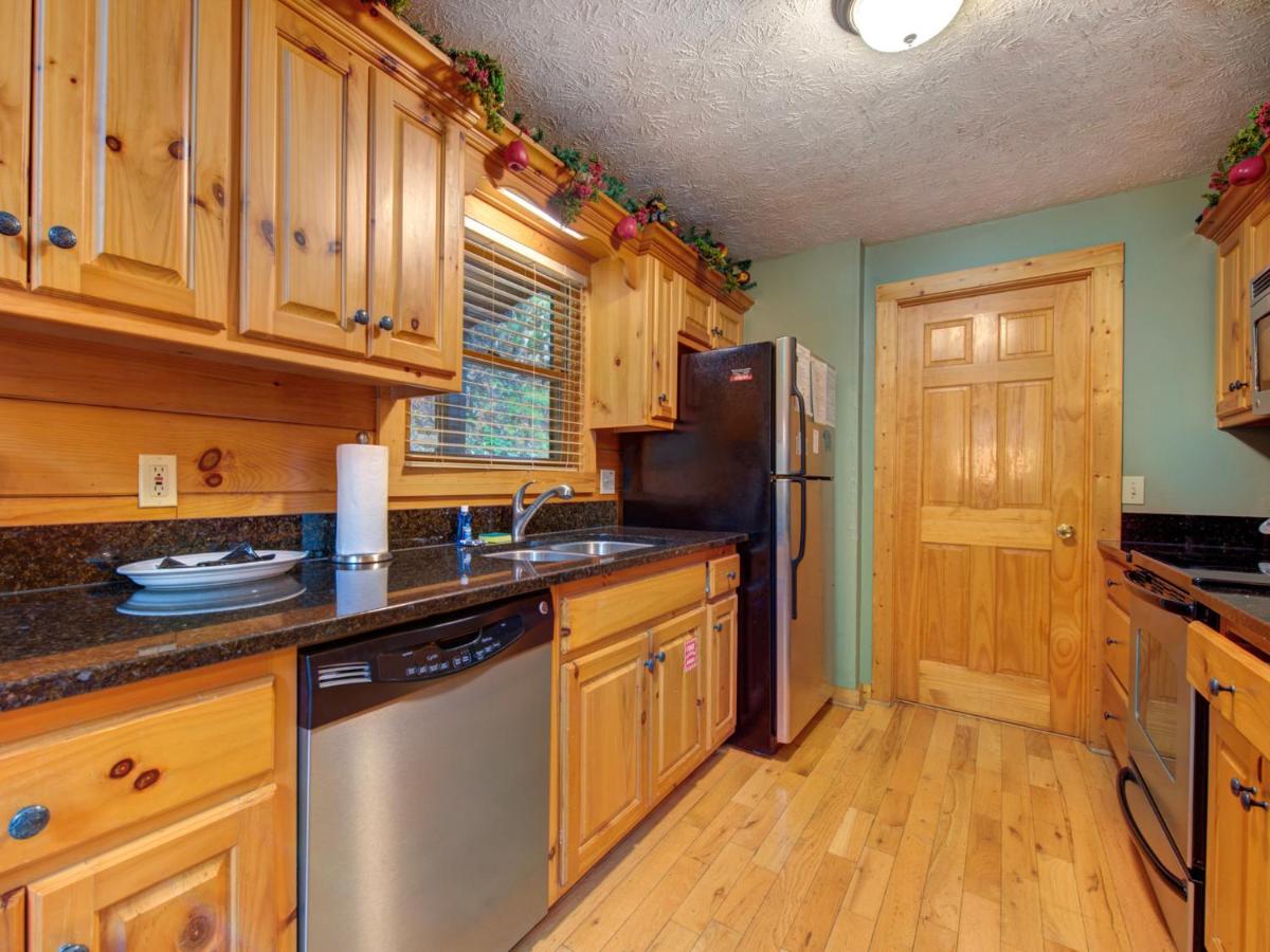 Bear’s Corner, 3 Bedrooms, WiFi, Pool Table, Hot Tub, WiFi, Sleeps 10 - Housity