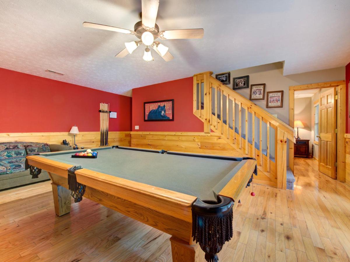 Bear’s Corner, 3 Bedrooms, WiFi, Pool Table, Hot Tub, WiFi, Sleeps 10 - Housity
