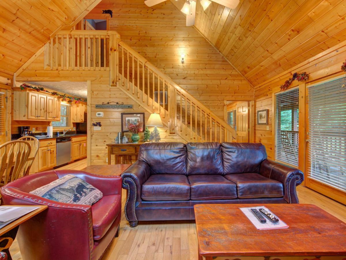 Bear’s Corner, 3 Bedrooms, WiFi, Pool Table, Hot Tub, WiFi, Sleeps 10 - Housity