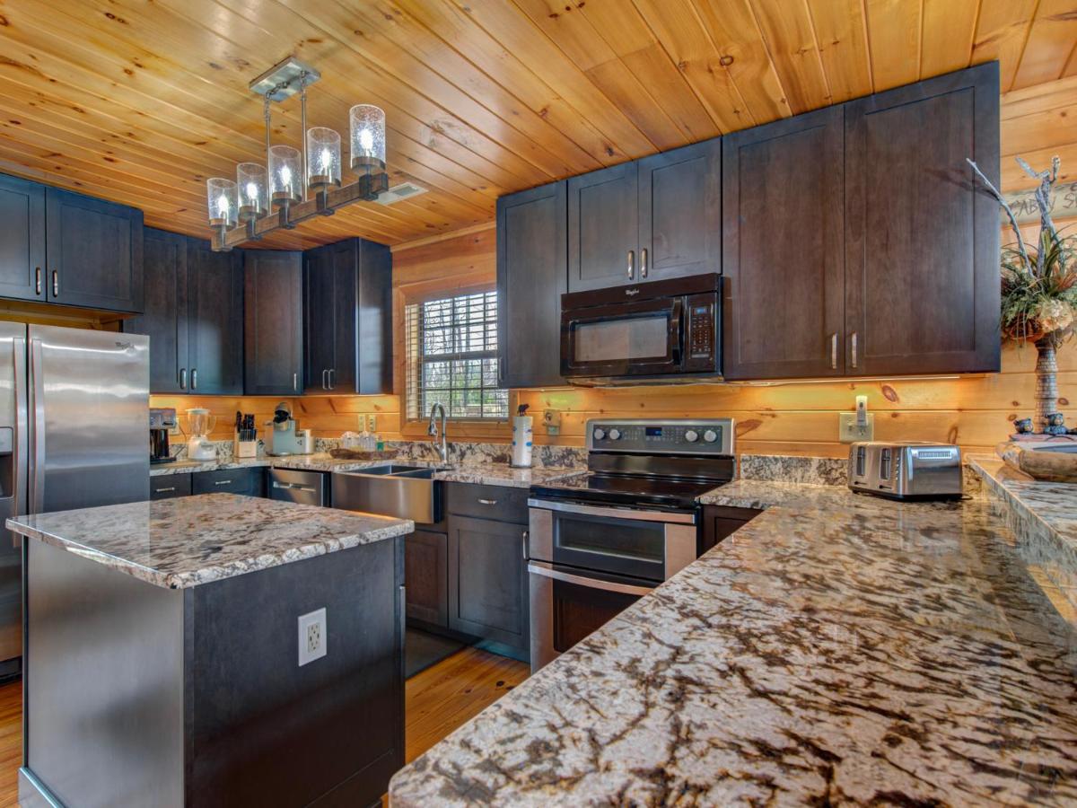 Bear's Eye View, 4 Bedrooms, Sleeps 14, Home Theater, Gaming, Hot Tub - Housity