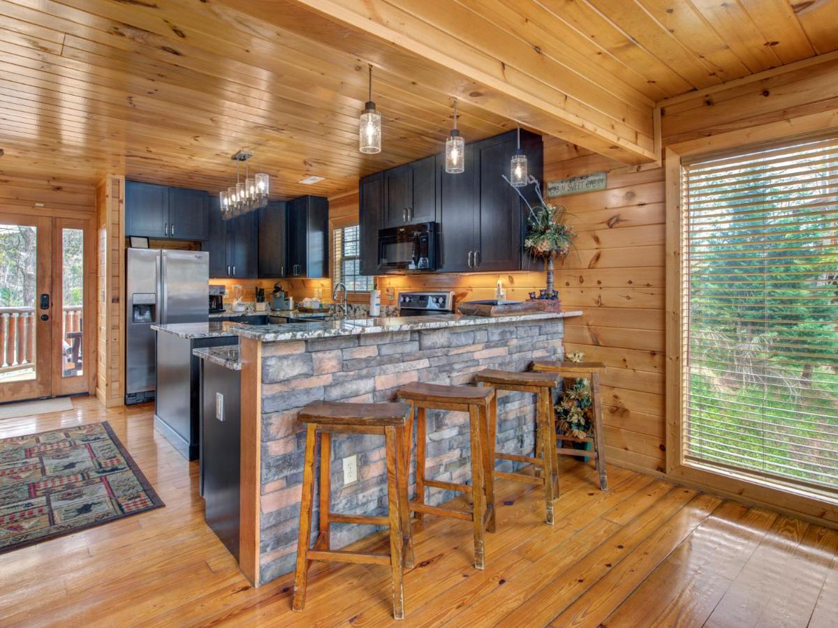 Bear's Eye View, 4 Bedrooms, Sleeps 14, Home Theater, Gaming, Hot Tub - Housity