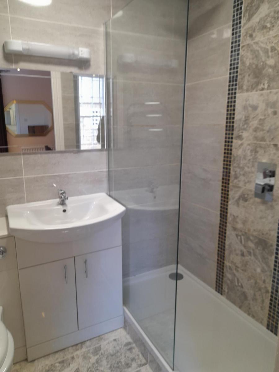 Schooner Hotel - Housity