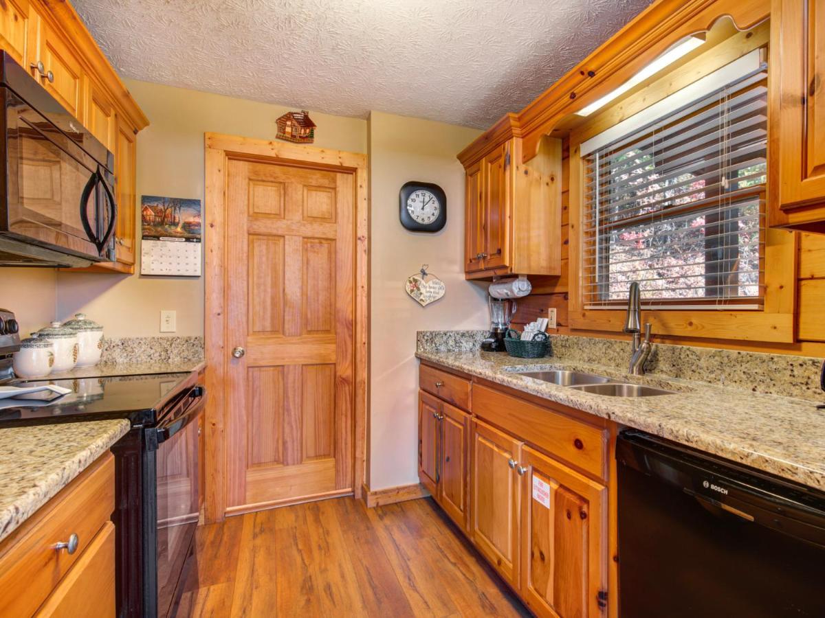 Cub’s Corner, 3 Bedrooms, Pool Access, Hot Tub, Pool Table, Sleeps 10 - Housity