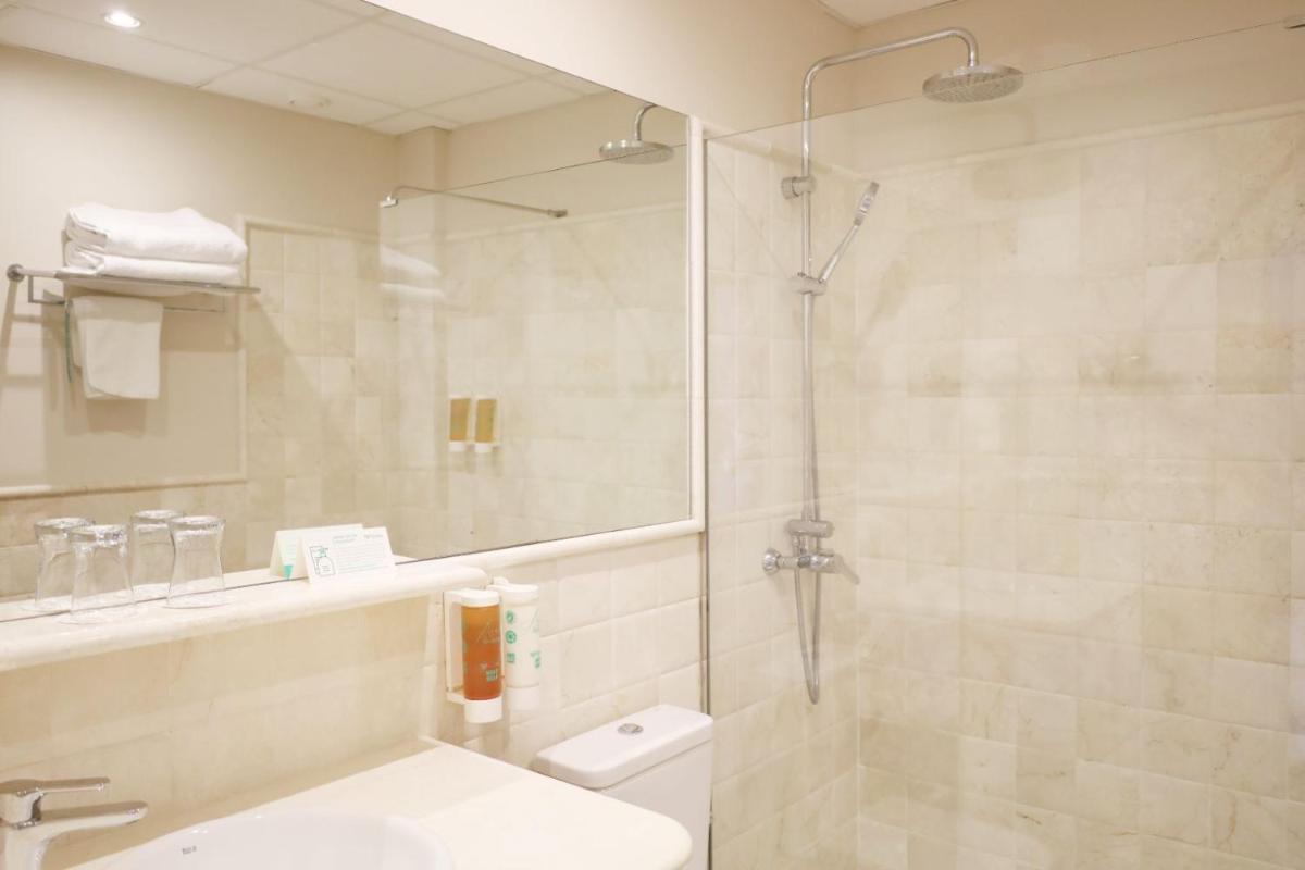 Un baño de Seth Santo Tomás