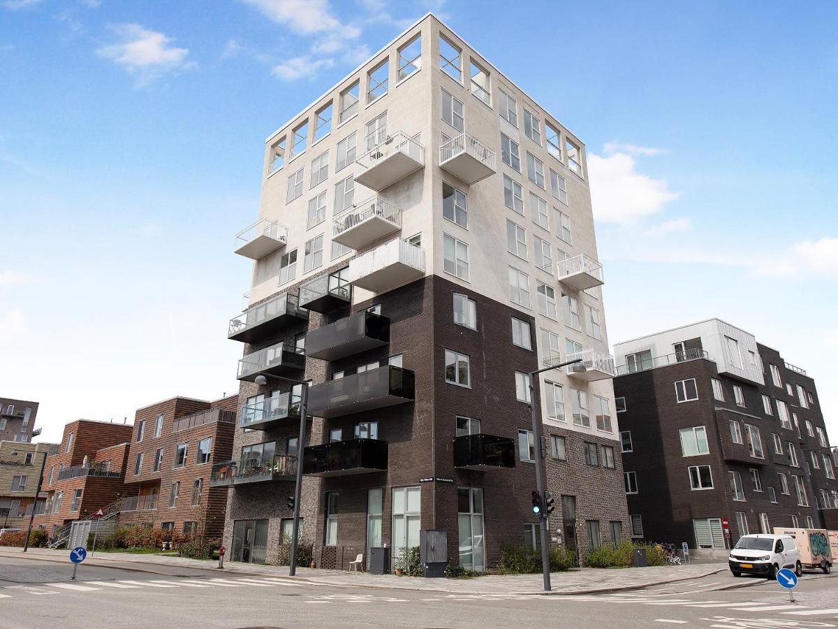 Sanders Arena - Chic Three-Bedroom Apartment Close to Metro Station - Housity