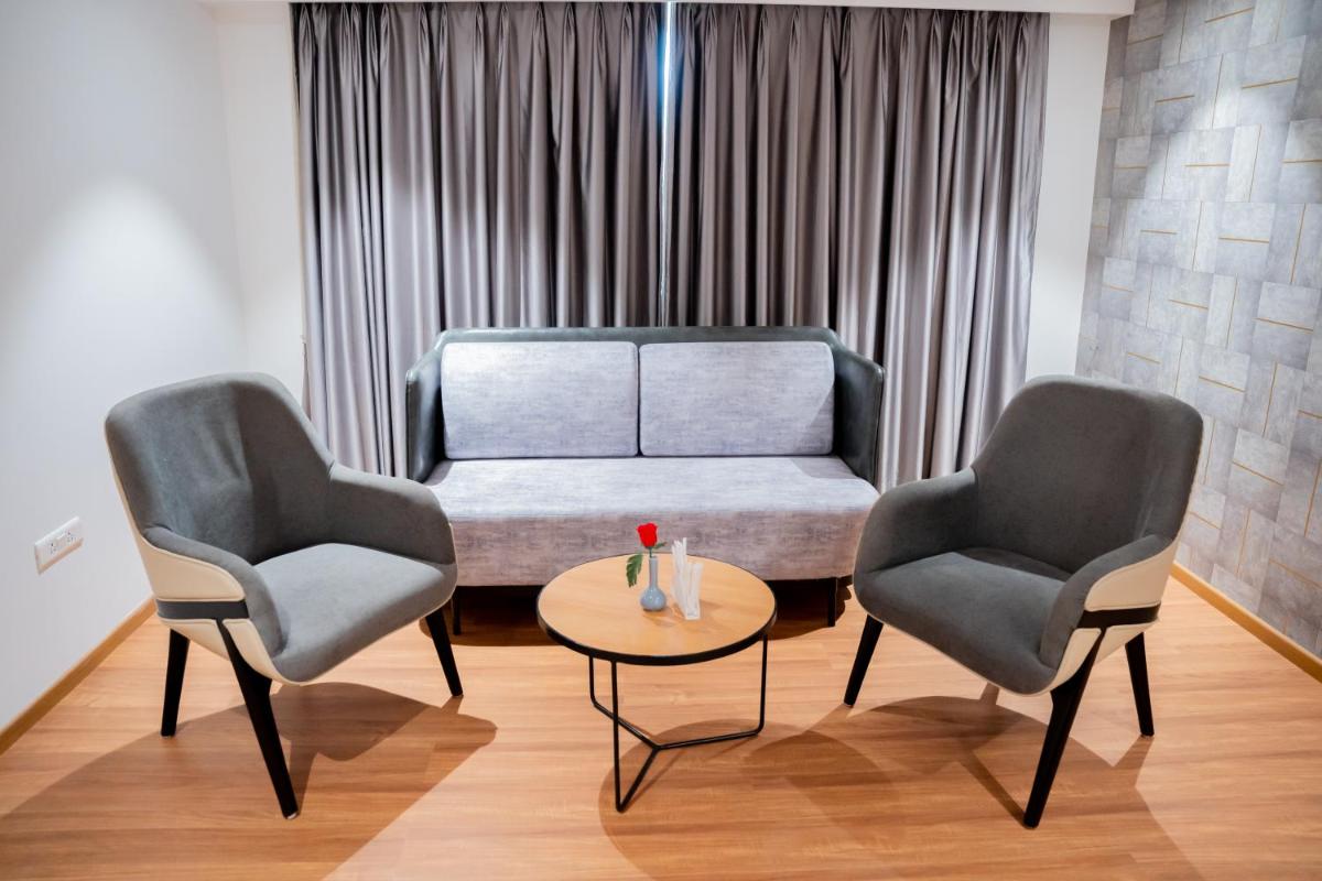 Hotel Tulips Grand - Housity