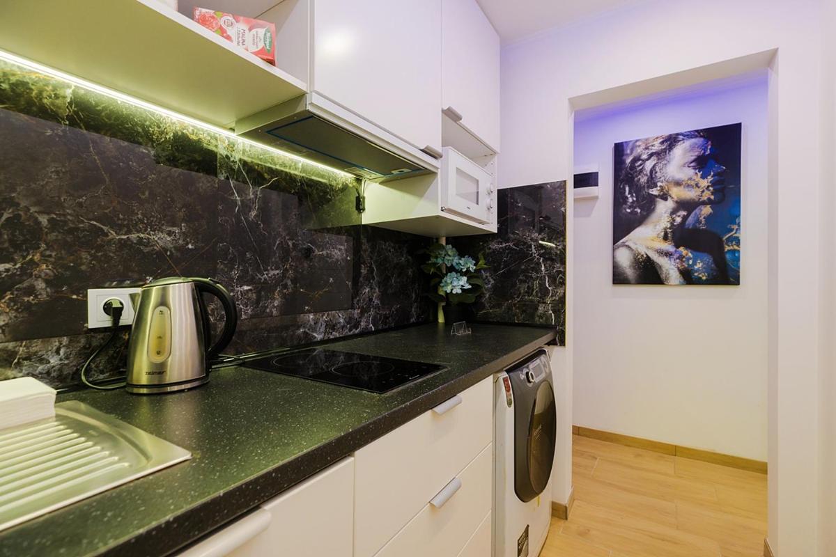 UNITApartaments Short Rent Apartment in Warsaw by Metro Station Rondo ONZ Apart with 3bedrooms 23 - Housity