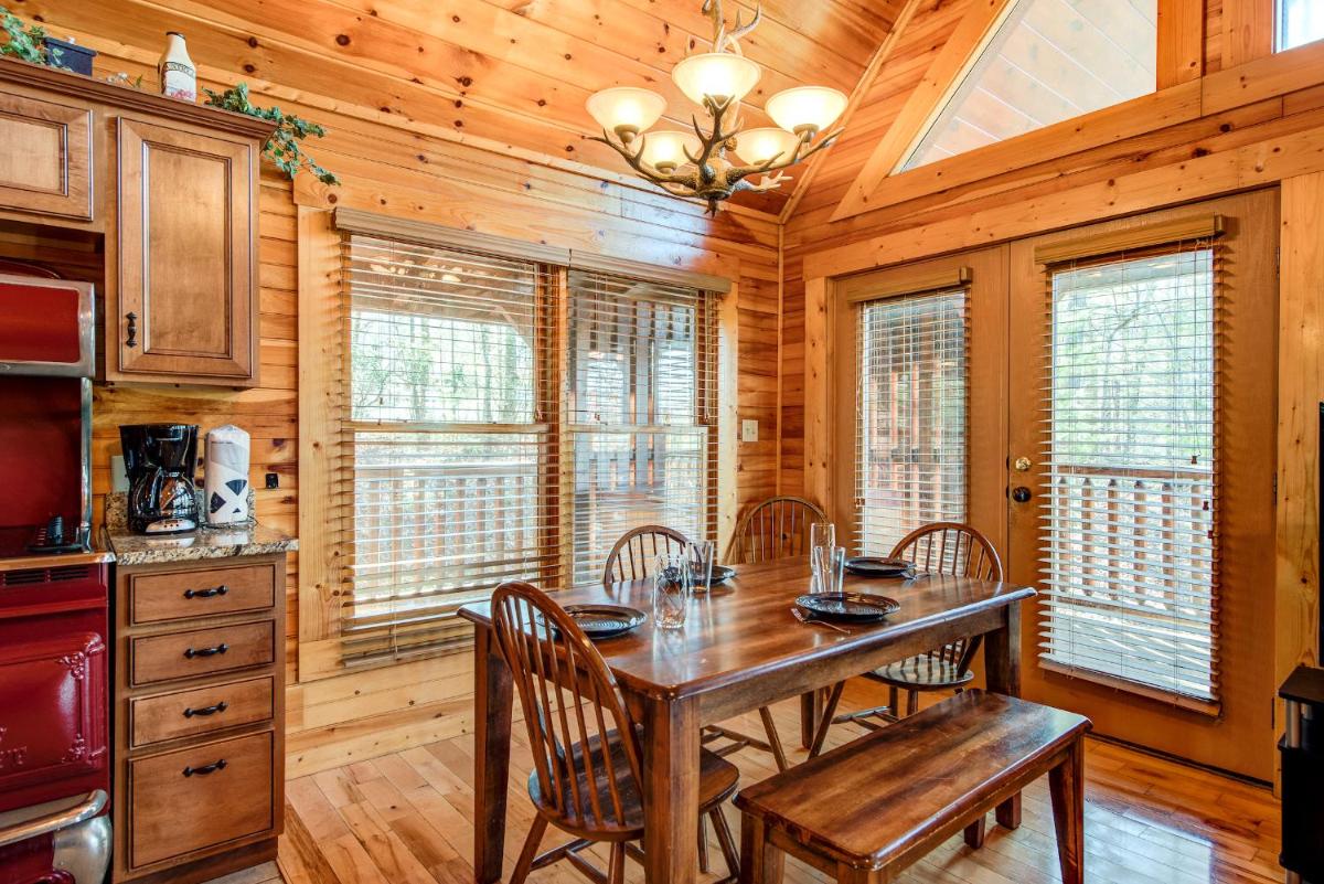 Hemlock Manor, 3 Bedrooms, Sleeps 10, WiFi, Game Room, Hot Tub, Fireplace - Housity