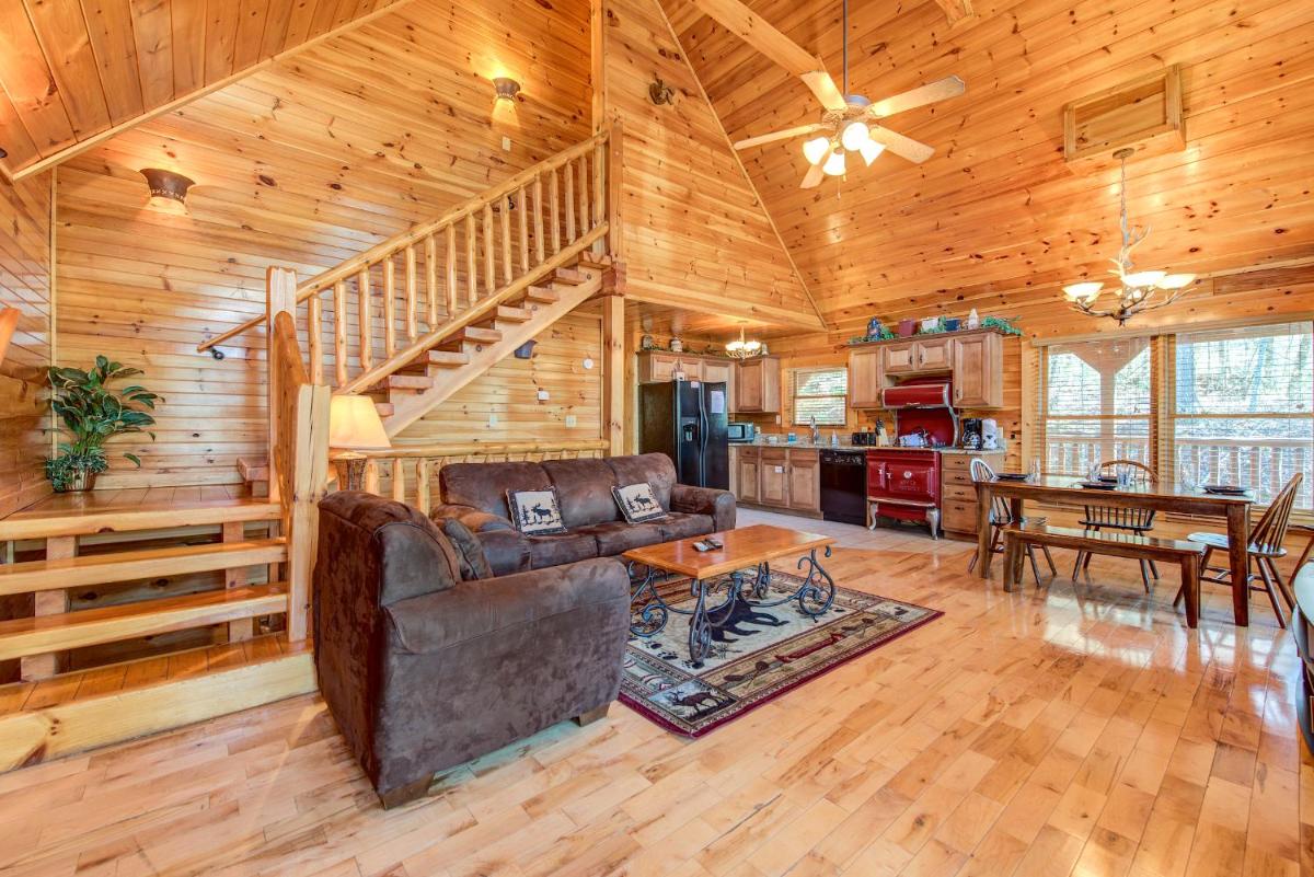 Hemlock Manor, 3 Bedrooms, Sleeps 10, WiFi, Game Room, Hot Tub, Fireplace - Housity