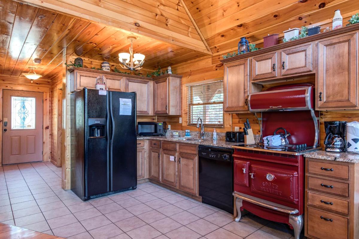 Hemlock Manor, 3 Bedrooms, Sleeps 10, WiFi, Game Room, Hot Tub, Fireplace - Housity