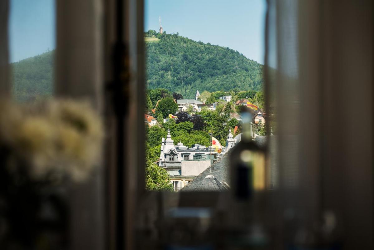 Ein allgemeiner Bergblick oder ein Berglick von des Hotels aus
