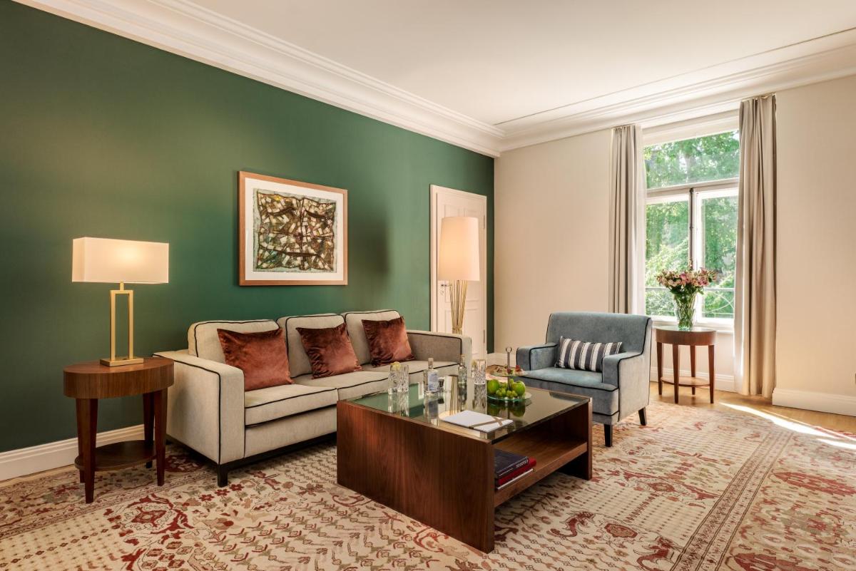 Ein Sitzbereich in der Unterkunft Maison Messmer - ein Mitglied der Hommage Luxury Hotels Collection
