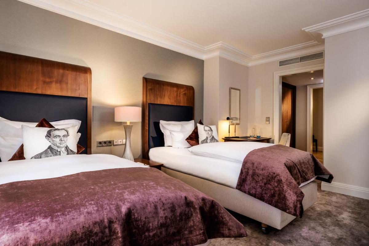 Ein Bett oder Betten in einem Zimmer der Unterkunft Maison Messmer - ein Mitglied der Hommage Luxury Hotels Collection