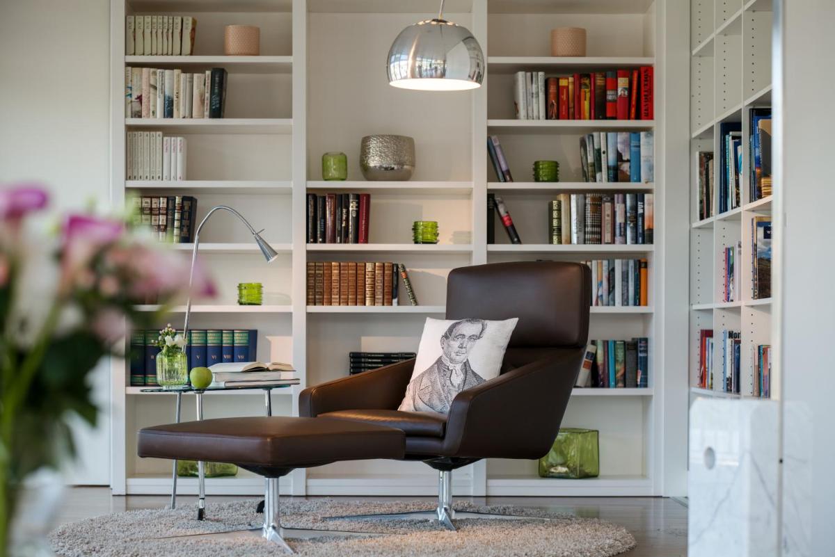 Ein Sitzbereich in der Unterkunft Maison Messmer - ein Mitglied der Hommage Luxury Hotels Collection