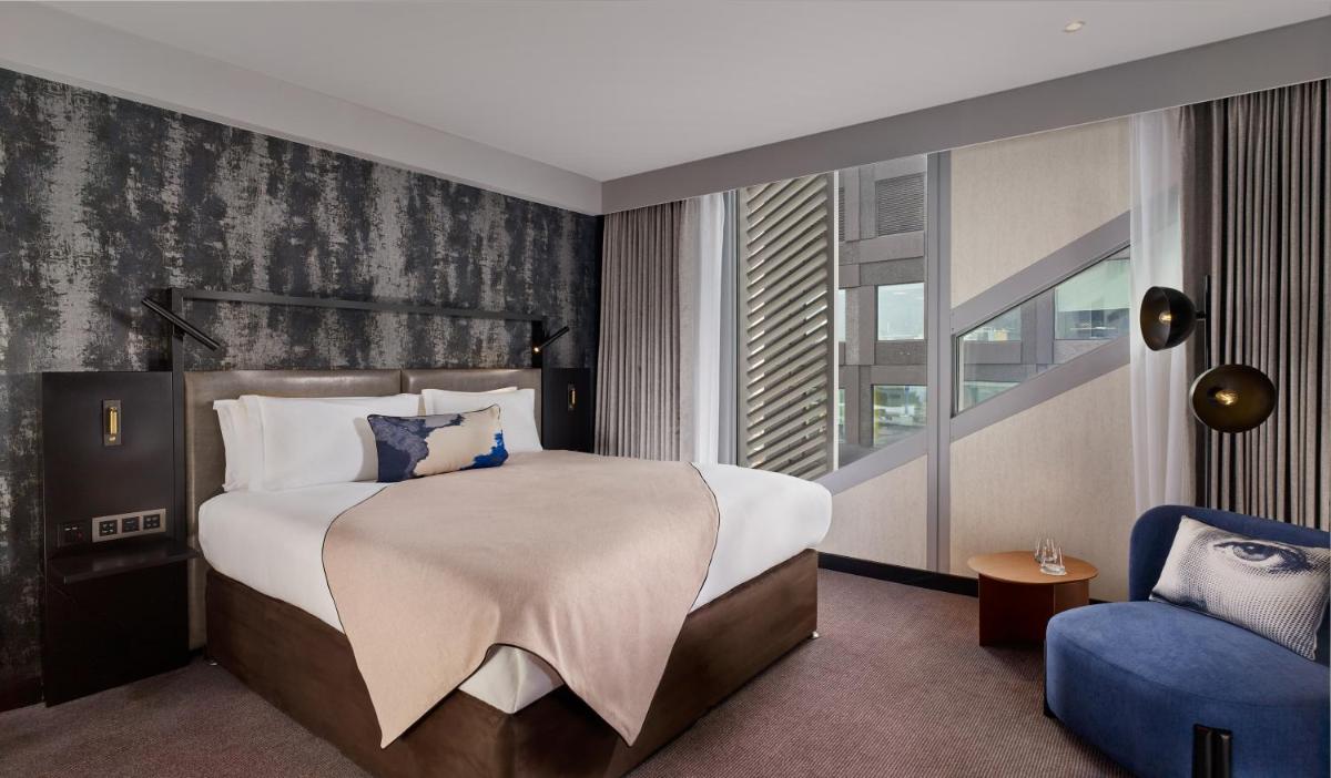 Montcalm East, Autograph Collection - Housity