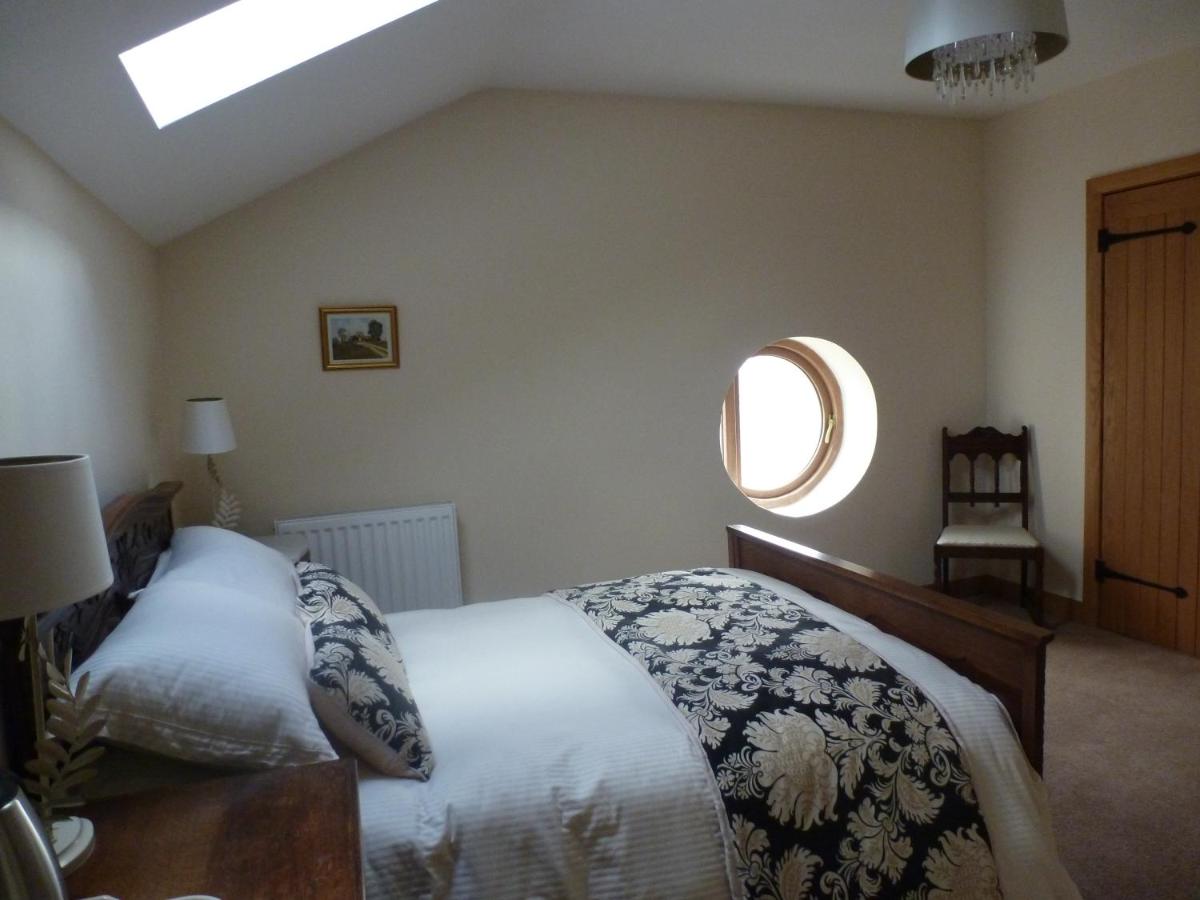 Mile House Barn Bed & Breakfast - Housity