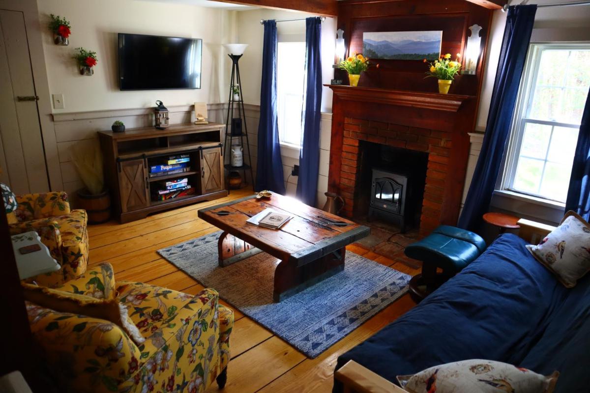 Romantic, Secluded Historic Cottage on 5 Acres 30 mins to TIEC - Housity